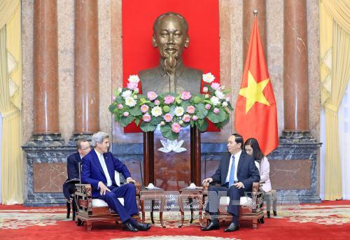 Chủ tịch nước Trần Đại Quang tiếp cựu Ngoại trưởng Hoa Kỳ John Kerry